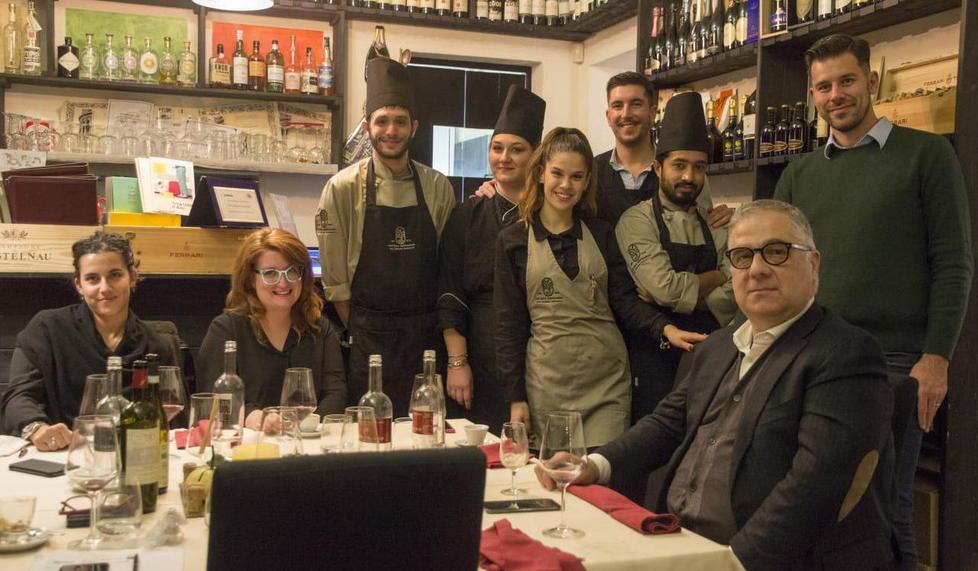 Il raviolo rende onore alla salsiccia toscana e danza con stracciatella di burrata e tartufo nero