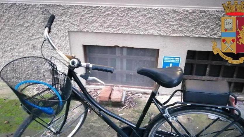 Ladro di biciclette fermato dalla polizia davanti alla stazione