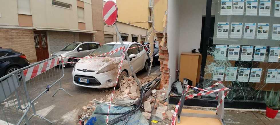 Via Fratelli Rosselli: auto sfonda una vetrina