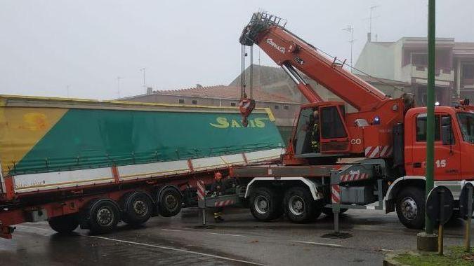 Rimorchio di un tir si inclina a Ittiri