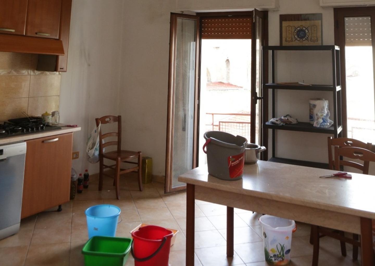 «Intervenite prima che la casa crolli» 