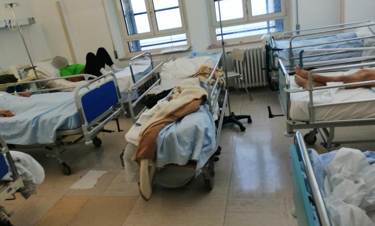 Nuoro, all'ospedale San Francesco i ricoveri si fanno in corridoio 