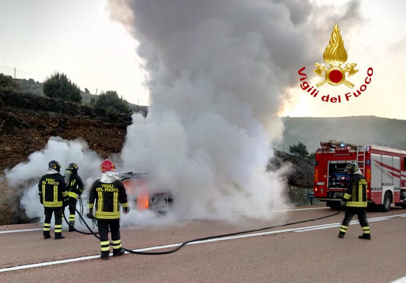 Nuoro, l'auto prende fuoco mentre vanno al lavoro