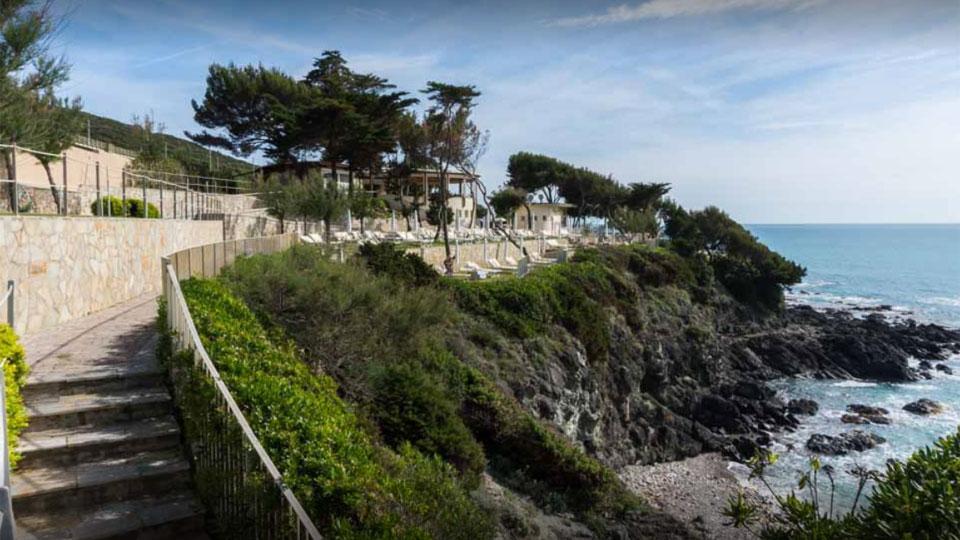 In vendita Le Forbici, il complesso turistico balneare a picco sul mare a Castiglioncello