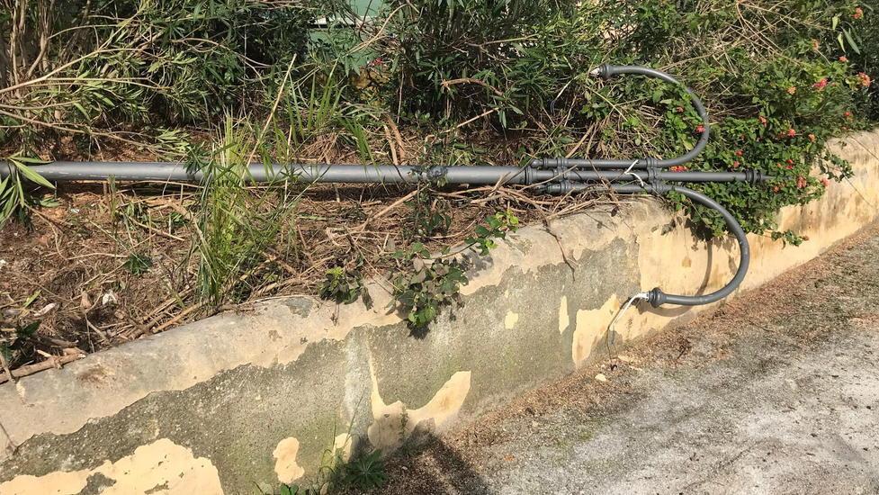 Fango, buche e cumuli di massi invadono l’area di sosta