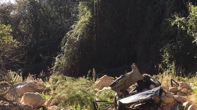 Tragedia di Monte Pino, le carcasse d'auto rimosse gratuitamente da una ditta privata