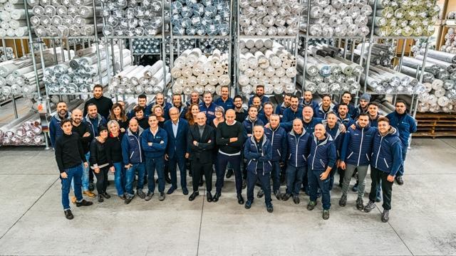 Foto di gruppo dei dipendenti di Anteprima Tessuti coi titolari