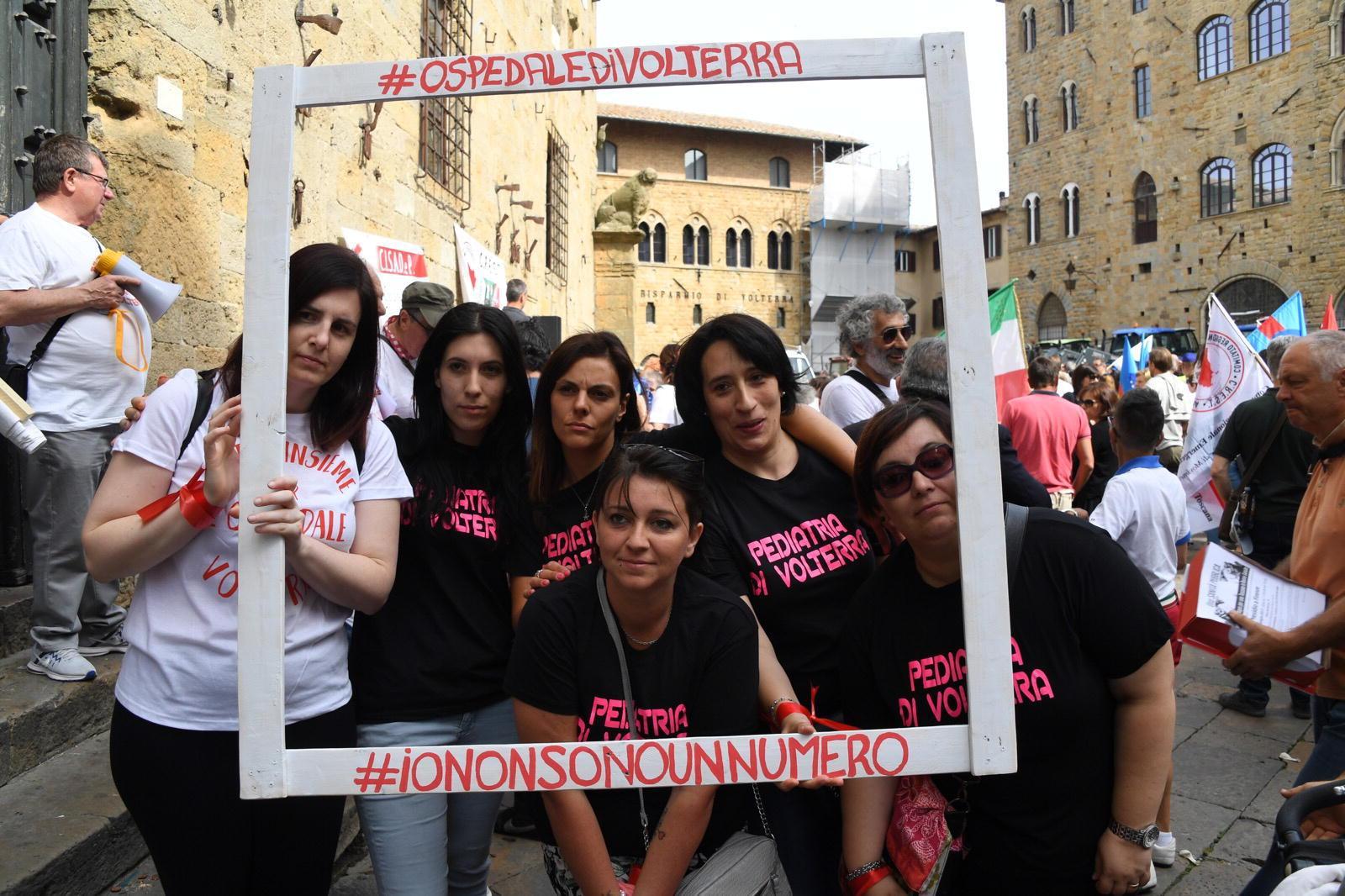 Alcune mamme del comitato per l'assistenza pediatrica durante una manifestazione in difesa dell'ospedale di Volterra