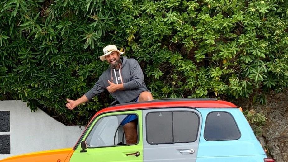 Il carrozziere Nicola Morgillo sulla Renault 4 multicolor