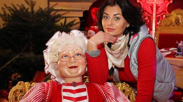 Camilla Carnesecchi all'interno della Casa di Babbo Natale
