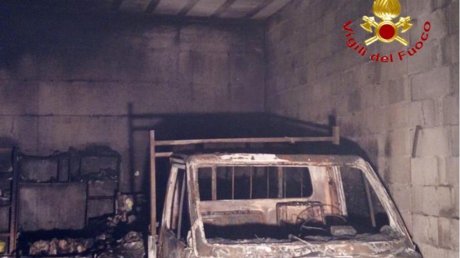 Incendio in un garage a Villagrande Strisaili, distrutti due automezzi