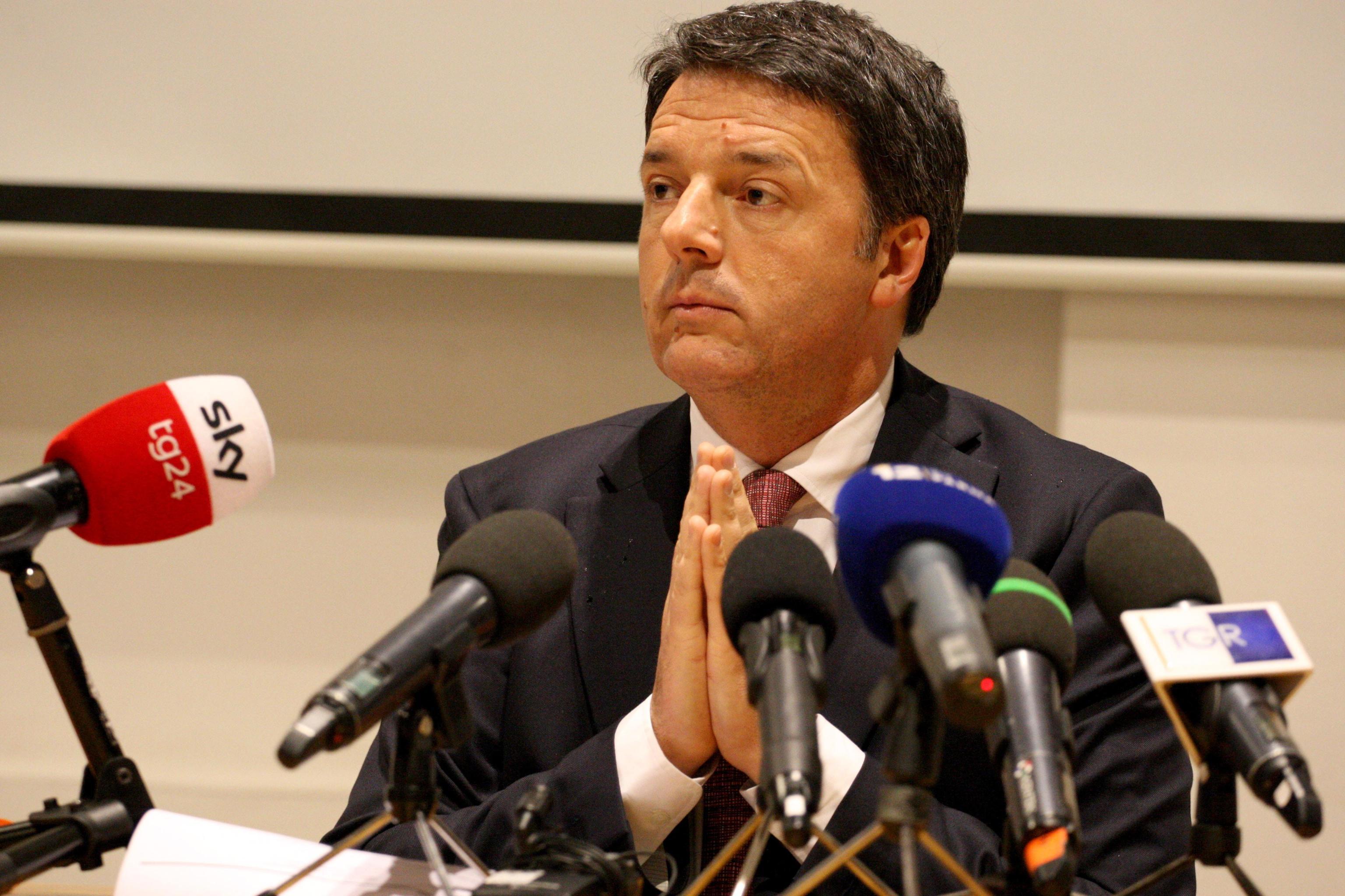 Da un finanziatore di Open 700mila euro per comprare la sua villa. Renzi: "Prestito restituito, querelerò" 