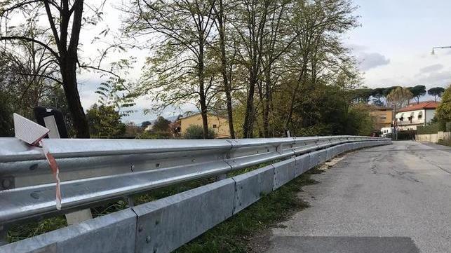 Lavori finiti e nuovo guard rail dopo la frana