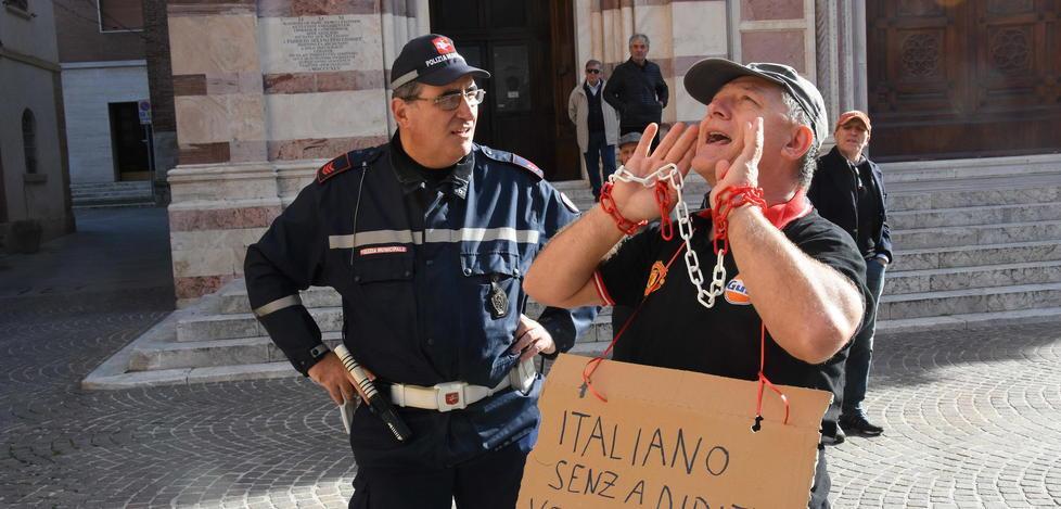 Dopo lo sgombero Ape si lega i polsi sotto al municipio 