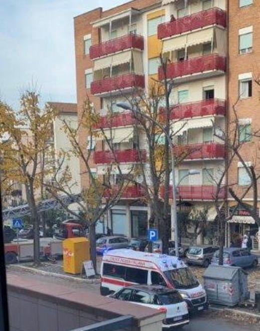 La trovano svenuta in casa