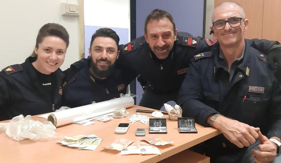 Vede i poliziotti e scappa addosso e in casa aveva 80 grammi di droga: in cella