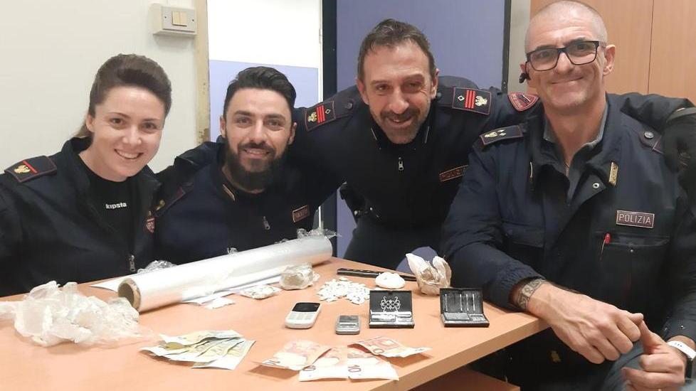 Vede i poliziotti e scappa addosso e in casa aveva 80 grammi di droga: in cella