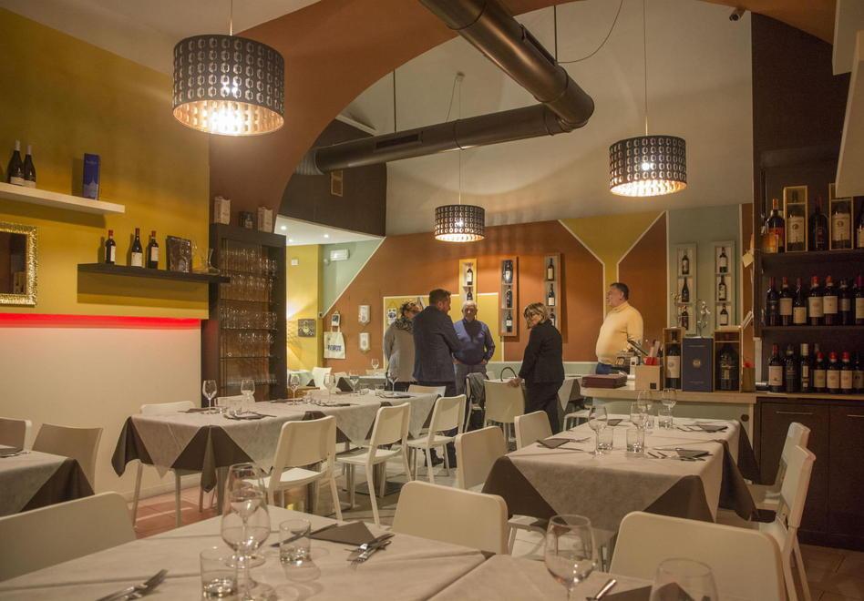 All’Anita Osteria la calamarata è servita con pesto di cavolo nero e cozze marinate