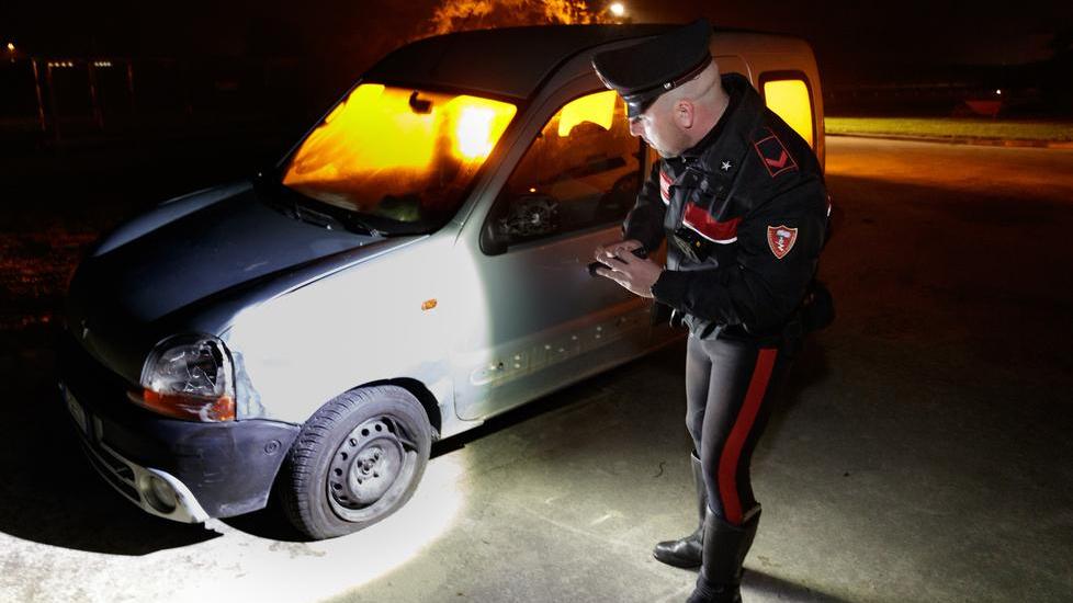 Va con l’auto nell’altra corsia