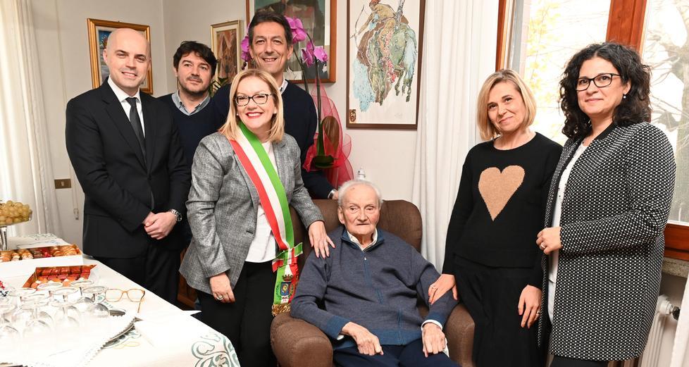 Nicolini compie cent’anni e strizza l’occhio alle Sardine 