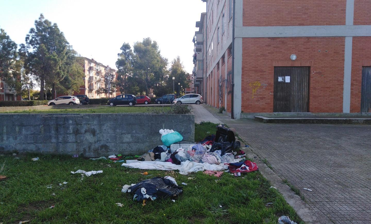 Vestiario abbandonato per strada