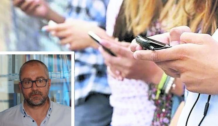 Giovani si scambiano messaggi con gli smartphone e, nel riquadro, il sindaco di Pontedera Matteo Franconi