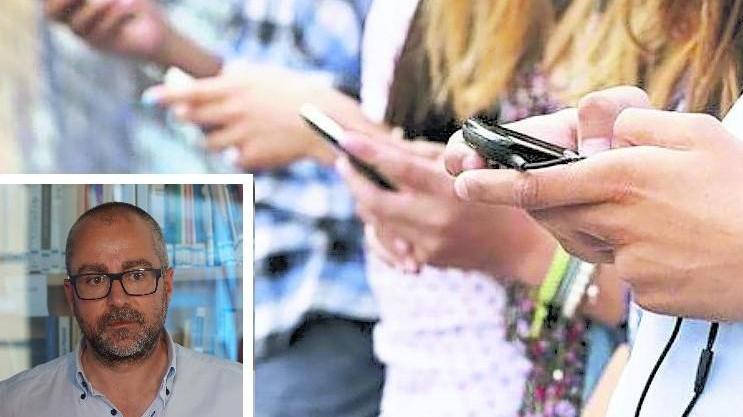 Giovani si scambiano messaggi con gli smartphone e, nel riquadro, il sindaco di Pontedera Matteo Franconi