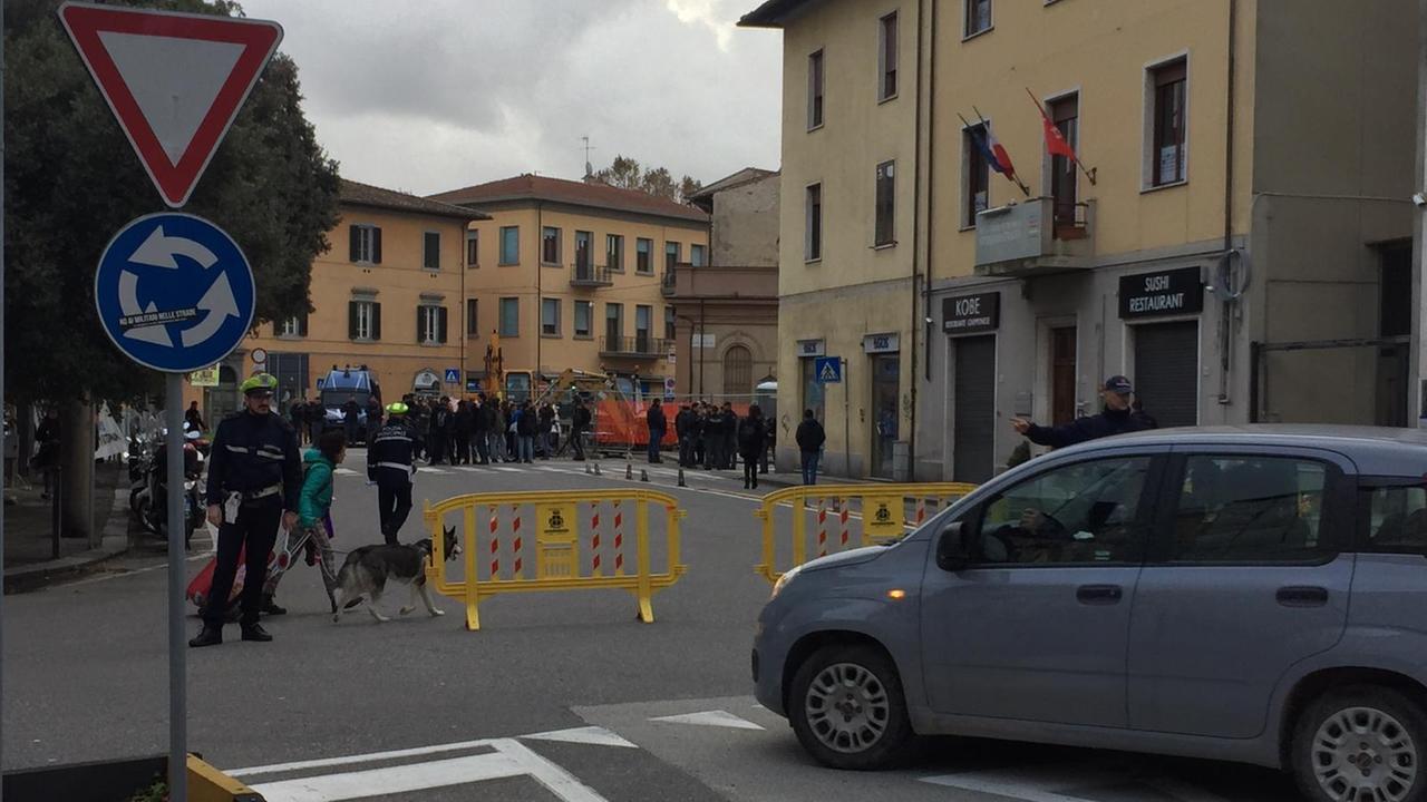 Lo sbarramento al traffico in piazza Guerrazzi per la manifestazione di fronte alla Stazione Leopolda di Pisa