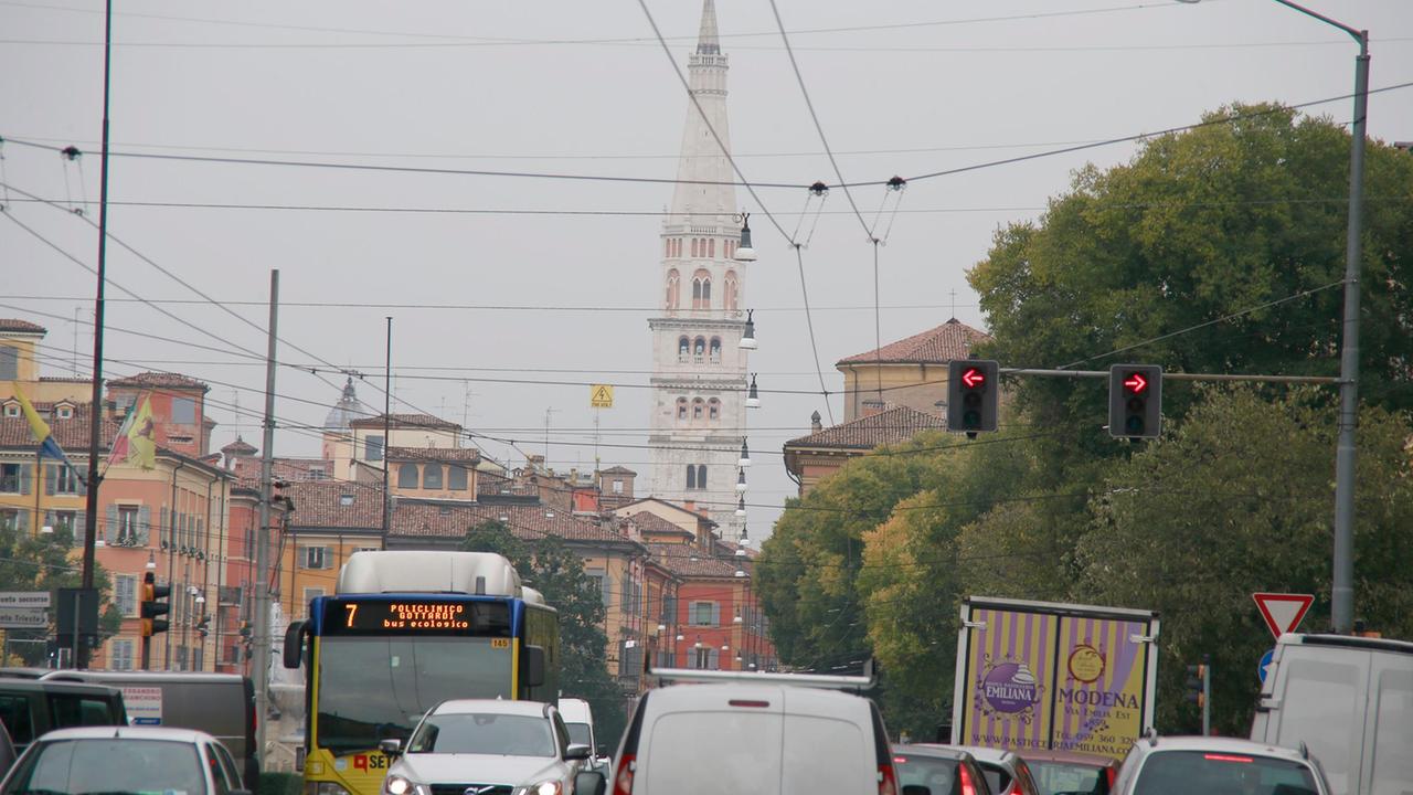 Modena, smog e viabilità: «Tra dieci anni il traffico sui viali raddoppierà»