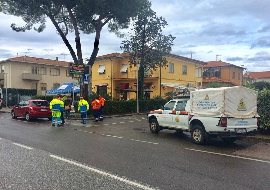 Squadre di protezione civile al lavoro durante la piena del fiume Cecina (foto Falorni/Silvi)