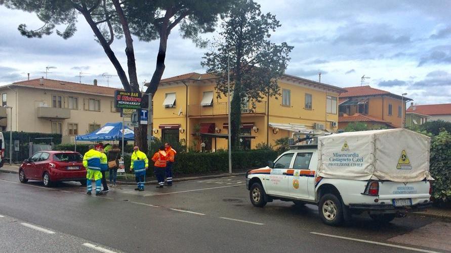 Squadre di protezione civile al lavoro durante la piena del fiume Cecina (foto Falorni/Silvi)