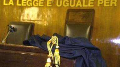 Coppia occupa una villa, lei va in giro coi vestiti della proprietaria