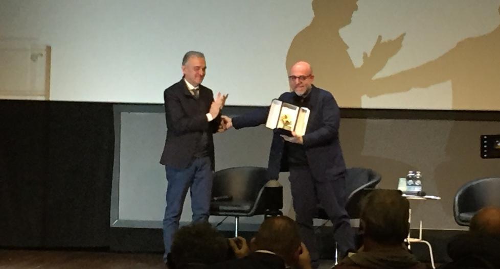 A sinistra il governatore Enrico Rossi consegna il “Pegaso d’Oro” a Paolo Virzì