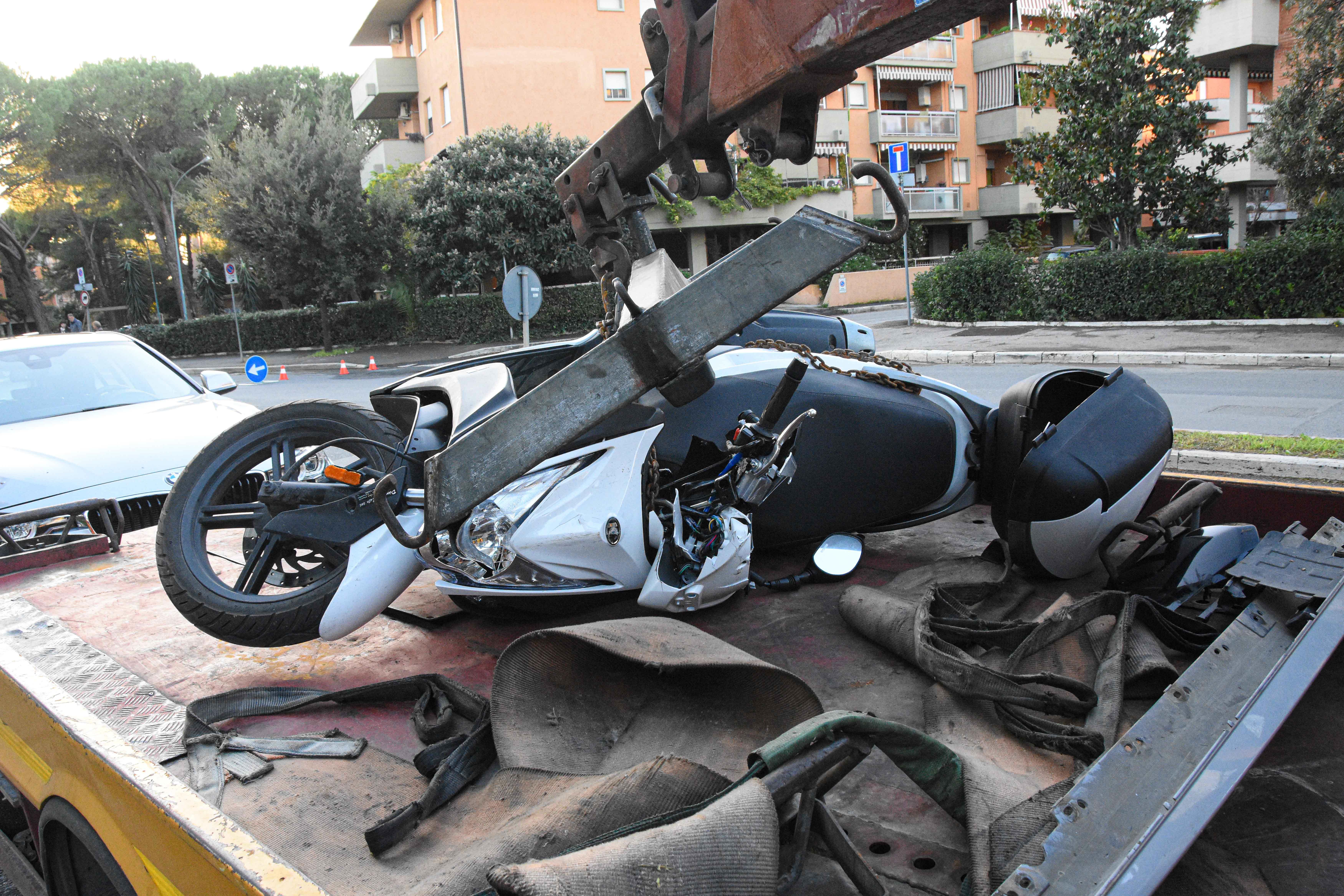 Lo scooter su cui viaggiava Berti (foto Agenzia Bf)