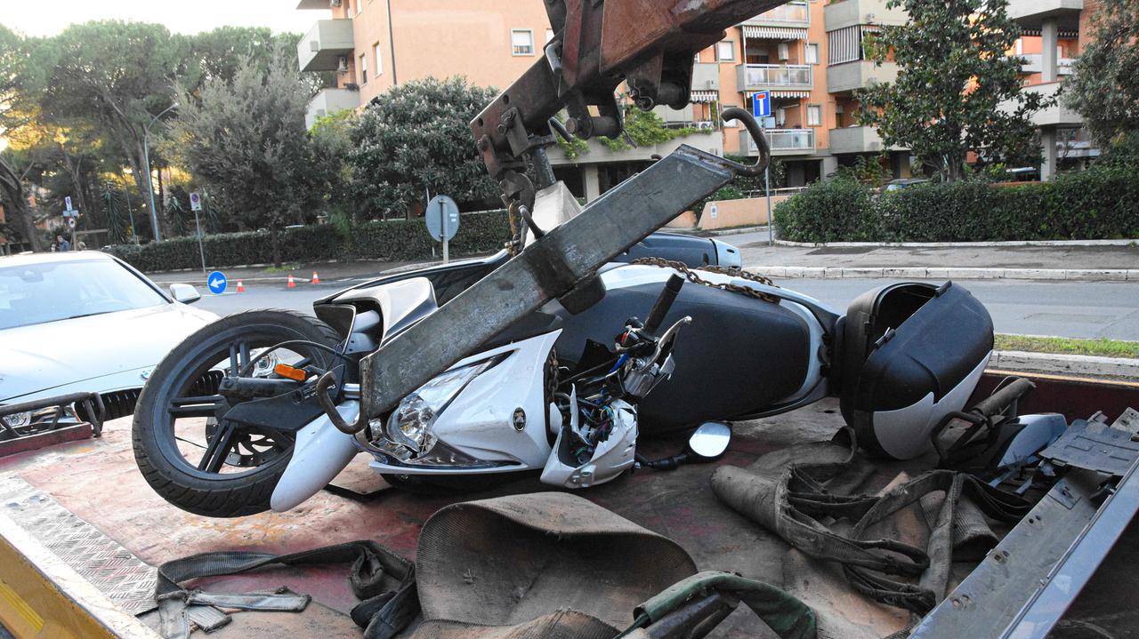 Lo scooter su cui viaggiava Berti (foto Agenzia Bf)