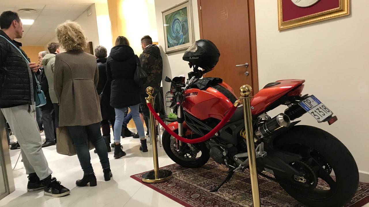 La moto esposta alle Cappelle del commiato della Croce d'Oro (foto Batavia)