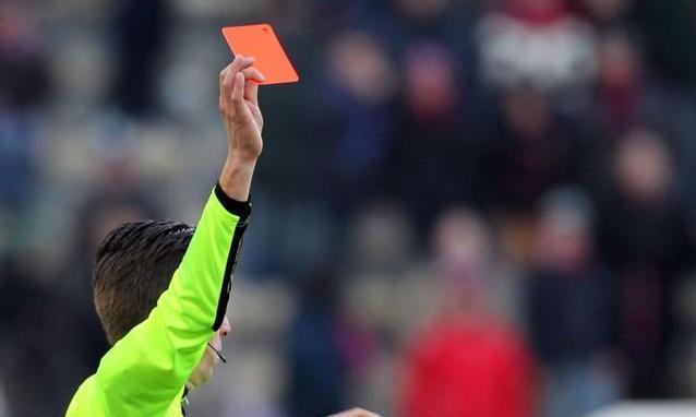 Lancia la bandierina contro l'arbitro, squalificato 13 mesi