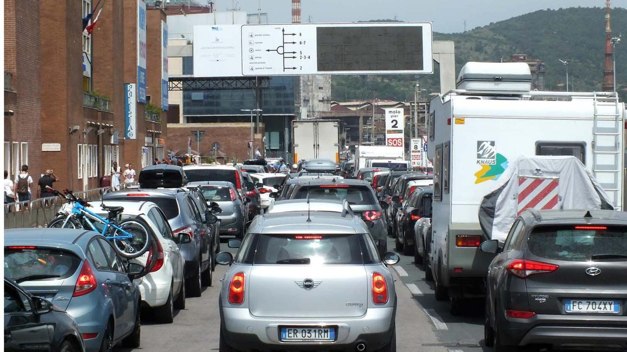 Auto in fila sul porto