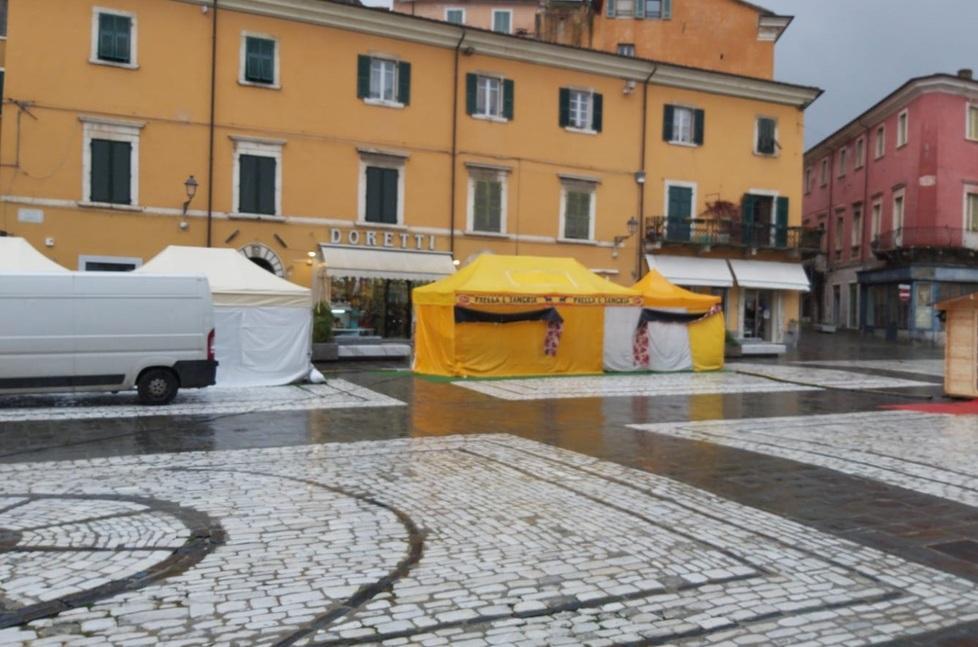 Bancarelle roulotte e tendone nel mirino