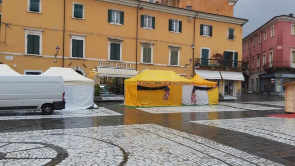 Bancarelle roulotte e tendone nel mirino