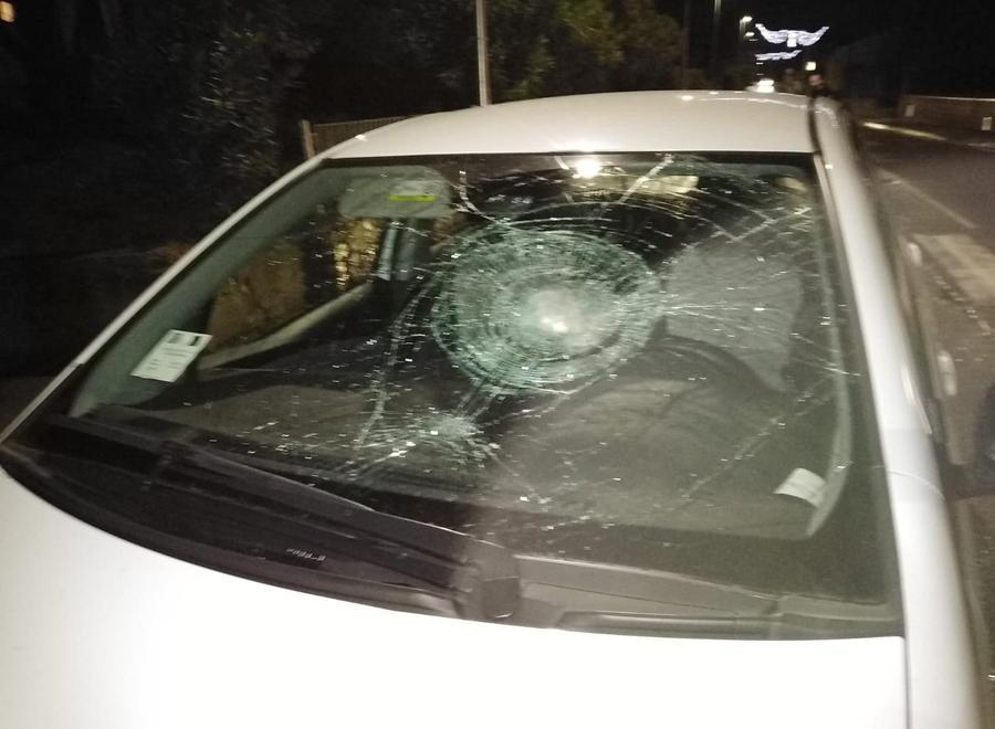 Travolto da un’auto mentre attraversa la strada: grave anziano