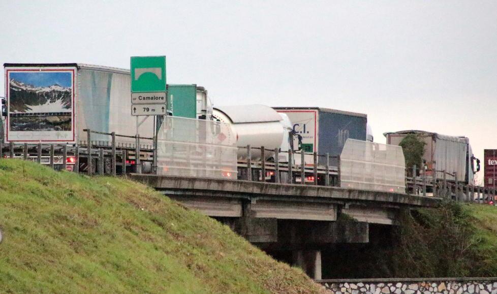 Tir perde bobine d’acciaio in autostrada Traffico bloccato