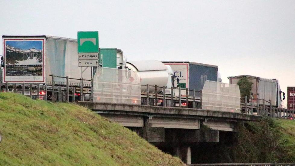 Tir perde bobine d’acciaio in autostrada Traffico bloccato