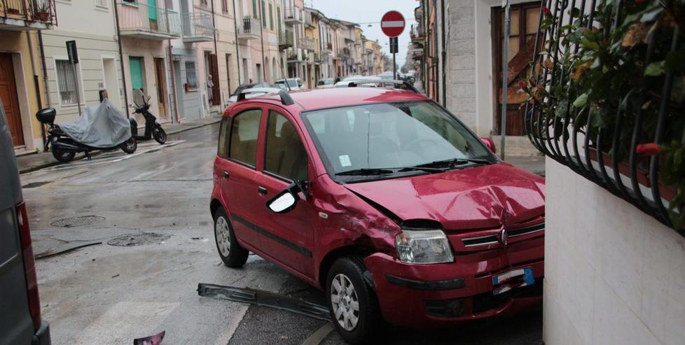 Auto contro un muro in centro