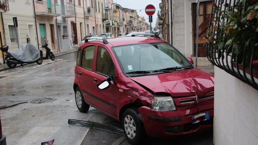 Auto contro un muro in centro