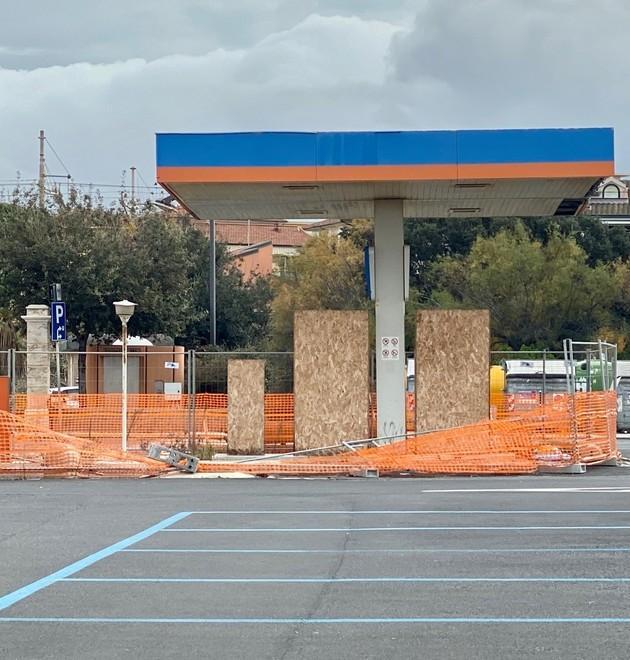 Transenne crollate e degrado in corso Italia