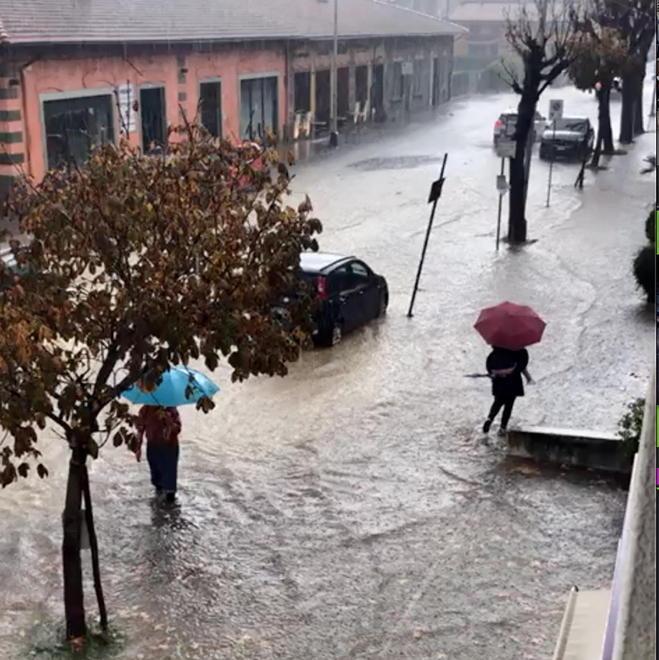 L’acquazzone manda in tilt tutta la città Un’auto bloccata nel sottopasso allagato 