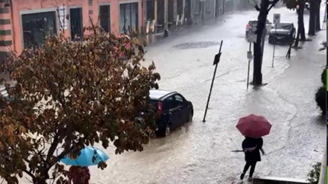 L’acquazzone manda in tilt tutta la città Un’auto bloccata nel sottopasso allagato