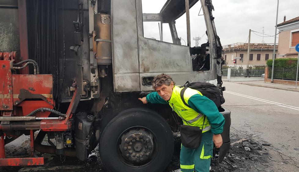 Camion di Hera in fiamme L’autista riesce a salvarsi 