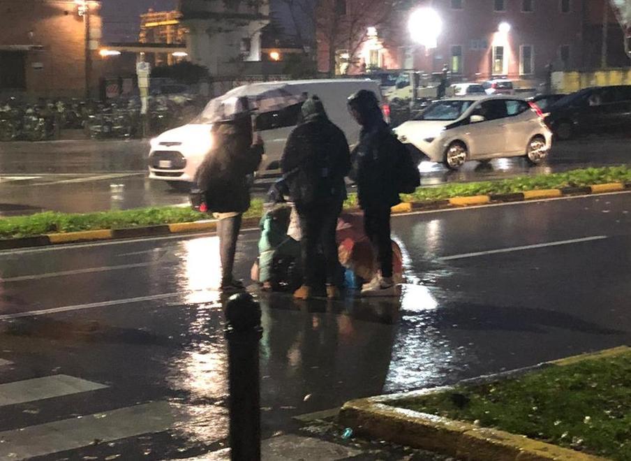 Donna a piedi investita davanti alla stazione Un punto pericoloso 